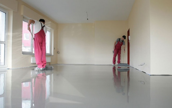 В чем отличие наливного пола от стяжки?